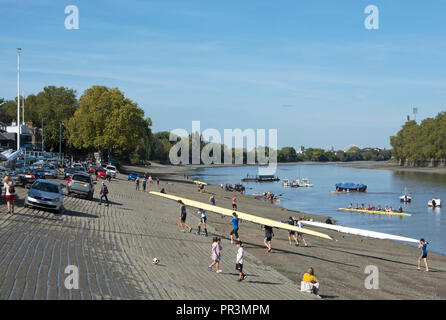 Ein Samstag Nachmittag am Putney Damm, auf der Themse in Putney, London, England, durch Ruderer und ihre Boote dominiert Stockfoto