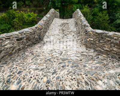 Alten gepflasterten "Römischen Brücke" in Mudejar route Bergdorf, Salares, Axarquia, Andalusien, Spanien Stockfoto