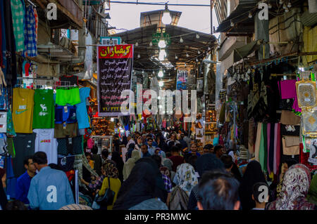 Menschen einkaufen in Rouhollah Basar in Shiraz, Iran Stockfoto