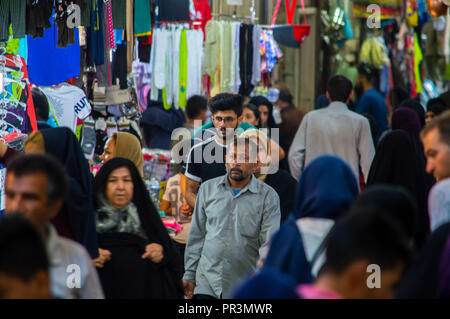 Menschen einkaufen in Rouhollah Basar in Shiraz, Iran Stockfoto