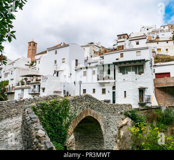 Weiße Häuser und alte Römische Brücke in Mudejar route Bergdorf, Salares, Axarquia, Andalusien, Spanien Stockfoto