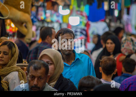 Menschen einkaufen in Rouhollah Basar in Shiraz, Iran Stockfoto