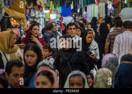 Menschen einkaufen in Rouhollah Basar in Shiraz, Iran Stockfoto