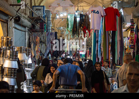 Menschen einkaufen in Rouhollah Basar in Shiraz, Iran Stockfoto