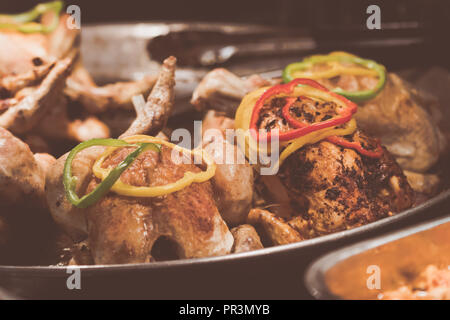 Gebratene Hähnchen und Gemüse in Fach auf der self service hot Zähler in einem self service hotel Mittagessen Kantine Stockfoto