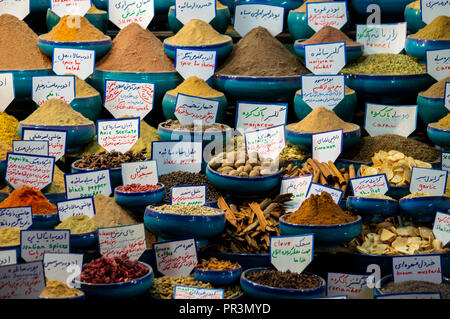 Eine Gewürze Auswahl die in Rouhollah Basar in Shiraz, Iran Stockfoto