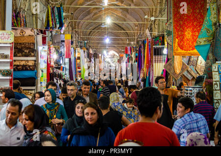 Menschen einkaufen in Rouhollah Basar in Shiraz, Iran Stockfoto