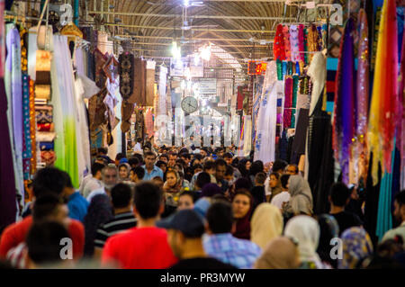 Menschen einkaufen in Rouhollah Basar in Shiraz, Iran Stockfoto