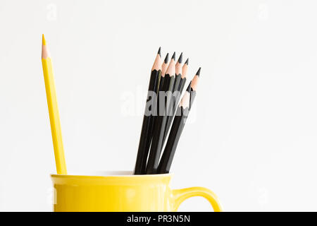 Gelben Bleistift in gelber Schale getrennt mit schwarzen Bleistifte noch leben. Zurück zu Schule und Bildung Konzept. Stockfoto