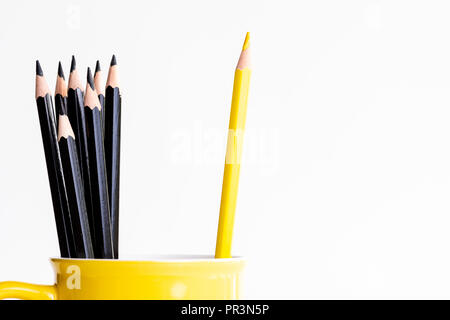 Gelben Bleistift in gelber Schale getrennt mit schwarzen Bleistifte noch leben. Zurück zu Schule und Bildung Konzept. Stockfoto