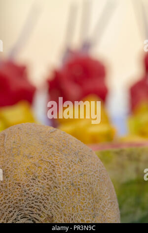 Südamerika, Kolumbien, Cartagena. Frisches Obst zum Verkauf auf den Straßen von Cartagena. Melone, Wassermelone und Ananas. Stockfoto