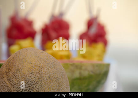 Südamerika, Kolumbien, Cartagena. Frisches Obst zum Verkauf auf den Straßen von Cartagena. Melone, Wassermelone und Ananas. Stockfoto