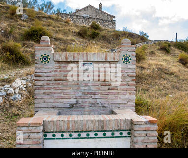 Ruine am Hang, mit alten Brunnen, Sierras de Tejeda Naturpark, Axarquia, Andalusien, Spanien Stockfoto