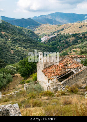 GR Bergwanderweg 249 Ansicht Tal und zerstörte Gebäude, Sierras de Tejeda Naturpark, Salares, Axarquia, Andalusien, Spanien Stockfoto