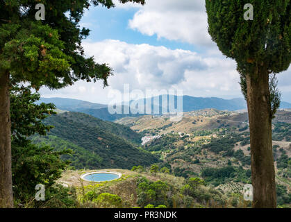 GR wandern Route 249 mit dem Tal und Wasserbehälter für die Brandbekämpfung, Sierras de Tejeda Naturpark, Salares, Axarquia, Andalusien, Spanien Stockfoto