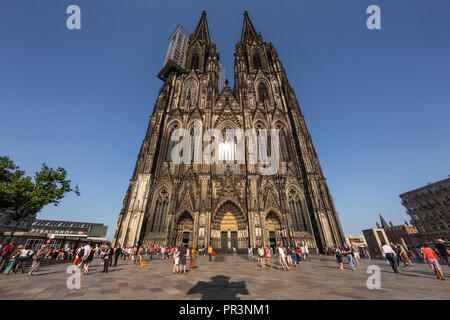 Die westliche Fassade des Kölner Doms in vollem Sonnenlicht Stockfoto