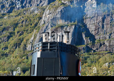 Der Trichter (Smoke Stack) Der Hurtigruten Schiff MS Trollfjord, Dämpfen in den schmalen Trollfjord (trollfjorden) In die Lofoten, Norwegen. Stockfoto