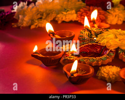 Bunte traditionelle Ton diya Lampen und Blumen, mit selektiven Fokus. Stockfoto