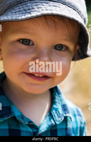 Happy little boy Lächeln für die Kamera. MODEL RELEASED Stockfoto