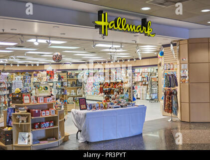 MONTREAL, KANADA - 8. SEPTEMBER 2018: Hallmark storefront in Montreal. Markenzeichen ist die älteste und größte Hersteller von Grußkarten Firma Stockfoto