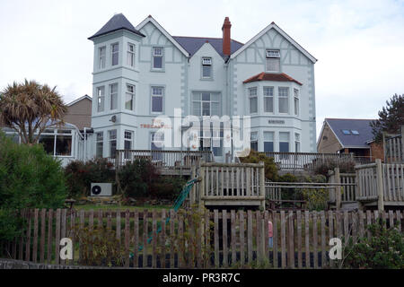 Die Trecastell Hotel auf der Insel Anglesey Coastal Path im Bull Bay (Porth Llechog), Wales, UK. Stockfoto