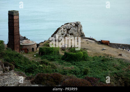 Der alten, verlassenen Porth Wen Ziegelei auf Isle of Anglesey Coastal Path in Wales, Großbritannien. Stockfoto