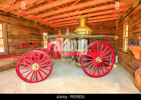 Calico, CA, USA - 15. August 2018: Fire Engine im inneren Feuer Hall. Hauptstraße in Cowboy Themenpark, in Yermo. Calico war Silver State Rush Geisterstadt von Kalifornien, San Bernardino County bezeichnet. Stockfoto