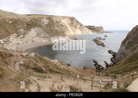 Blick auf eine leere Bucht neben Durdle Door, Dorset, England Stockfoto