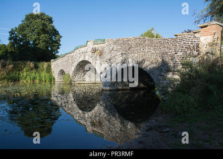 Malerische gewölbten Steinbrücke über den See vor der Waverley Abbey House in Surrey, Großbritannien Stockfoto