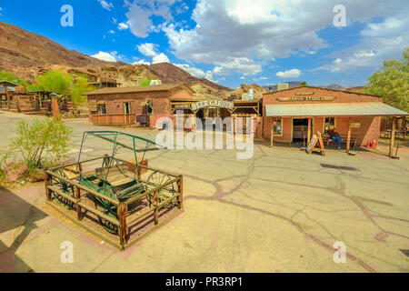 Calico, CA, USA - 15. August 2018: Lil's Saloon Biergarten und Drug Store in Cowboy Theme Park, Yermo. Calico wurde als Silver State Rush Geisterstadt von Kalifornien in der Nähe von Barstow, San Bernardino. Stockfoto