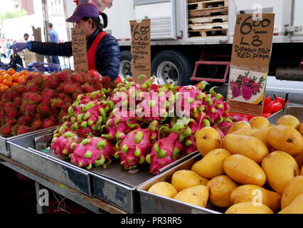 Dragon Früchte und Litschis auf Obst Markt in Chinatown in New York. Stockfoto