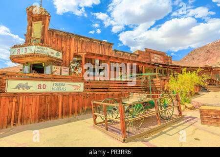 Calico, CA, USA - 15. August 2018: Fossilien und Mineralien Geschenk Shop in Cowboy Theme Park. Calico wurde als Silver State Rush Geisterstadt von Kalifornien. Die Bergbaustadt ist in San Bernardino County. Stockfoto