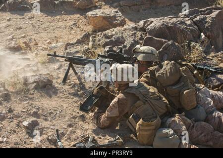 Us Marine Corps Sgt. Brandon Alexander, rechts, und Lance Cpl. Jakob Drahos, Maschinengewehrschützen, beide mit Alpha Company, 1.BATAILLON, 1. Marine Regiment (1/1), Marine Air-Ground Task Force-8 (MAGTF-8), unterdrückerische Maschinengewehr Feuer mit den M240B zu bieten, dabei aber eine Live-fire Übung während der integrierte Ausbildung Übung 5-17 (ITX) auf der Marine Corps Air Ground Combat Center Twentynine Palms, Calif., 23. Juli 2017 leitet. Der Zweck von ITX ist eine anspruchsvolle, realistische Umgebung, produziert combat ready"-Kräfte, die als integrierte Magtf zu erstellen. Stockfoto