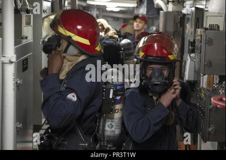 Atlantischer Ozean (23 Juli 2017) Segler don Schutzausrüstung Brandbekämpfung Kleider an Bord der Arleigh-Burke-Klasse geführte Anti-raketen-Zerstörer USS Ross (DDG71) während einer Beschädigung Steuerung Zertifizierung Juli 23, 2017. Ross, Vorwärts - Rota, Spanien bereitgestellt werden, ist die Durchführung von naval Operations in den USA 6 Flotte Bereich der Maßnahmen zur Unterstützung der US-amerikanischen nationalen Sicherheitsinteressen in Europa und Afrika. Stockfoto