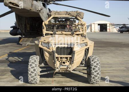 Us-Marines mit Echo Company, 2 Bataillon 1. Marine Regiment und Marine schwere Hubschrauber Geschwader, (HMH-464) Marine Air Ground Task Force-8 (MAGTF-8) bereitet eine Utility Terrain Vehicle (Utv) in eine CH-53 Super Hengst Hubschrauber als Teil der Air Assault Course rehearsal Last, während integrierte Ausbildung Übung (ITX) 5-17 in der Marine Corps Air Ground Combat Center, Twentynine Palms, Calif., 23. Juli 2017. Der Zweck von ITX ist eine anspruchsvolle, realistische Umgebung, produziert combat ready"-Kräfte, die als integrierte Magtf zu erstellen. Stockfoto