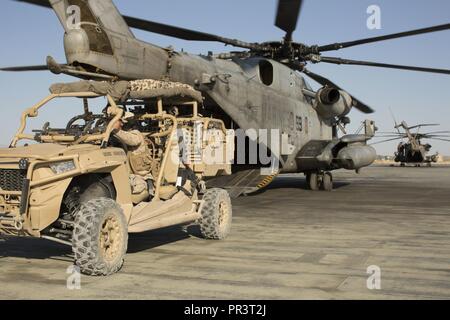 Us-Marines mit Echo Company, 2 Bataillon 1. Marine Regiment und Marine schwere Hubschrauber Geschwader, (HMH-464) Marine Air Ground Task Force-8 (MAGTF-8) bereitet eine Utility Terrain Vehicle (Utv) in eine CH-53 Super Hengst Hubschrauber als Teil der Air Assault Course rehearsal Last, während integrierte Ausbildung Übung (ITX) 5-17 in der Marine Corps Air Ground Combat Center, Twentynine Palms, Calif., 23. Juli 2017. Der Zweck von ITX ist eine anspruchsvolle, realistische Umgebung, produziert combat ready"-Kräfte, die als integrierte Magtf zu erstellen. Stockfoto