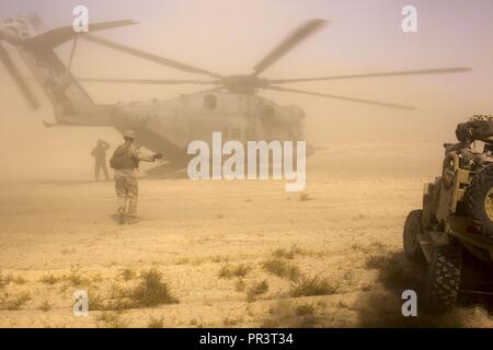 Us-Marines mit Echo Company, 2 Bataillon 1. Marine Regiment und Marine schwere Hubschrauber Geschwader, (HMH-464) Marine Air Ground Task Force-8 (MAGTF-8) bereitet eine Utility Terrain Vehicle (Utv) in eine CH-53 Super Hengst Hubschrauber als Teil der Air Assault Course rehearsal Last, während integrierte Ausbildung Übung (ITX) 5-17 in der Marine Corps Air Ground Combat Center, Twentynine Palms, Calif., 23. Juli 2017. Der Zweck von ITX ist eine anspruchsvolle, realistische Umgebung, produziert combat ready"-Kräfte, die als integrierte Magtf zu erstellen. Stockfoto