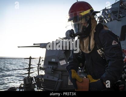 Atlantischer Ozean (23 Juli 2017) Kulinarische Specialist 2. Klasse Dominique Kenner, von Virginia Beach, Virginia, Breitet ein Schlauch an Bord der Arleigh-Burke-Klasse geführte Anti-raketen-Zerstörer USS Ross (DDG71) während einer Beschädigung Steuerung Zertifizierung Juli 23, 2017. Ross, Vorwärts - Rota, Spanien bereitgestellt werden, ist die Durchführung von naval Operations in den USA 6 Flotte Bereich der Maßnahmen zur Unterstützung der US-amerikanischen nationalen Sicherheitsinteressen in Europa und Afrika. Stockfoto