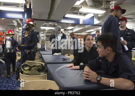 Atlantischer Ozean (23 Juli 2017) Midshipmen von der U.S. Naval Academy, beobachten Sie die Reparatur Schließfach Operationen an Bord der Arleigh-Burke-Klasse geführte Anti-raketen-Zerstörer USS Ross (DDG71) während einer Beschädigung Steuerung Zertifizierung Juli 23, 2017. Ross, Vorwärts - Rota, Spanien bereitgestellt werden, ist die Durchführung von naval Operations in den USA 6 Flotte Bereich der Maßnahmen zur Unterstützung der US-amerikanischen nationalen Sicherheitsinteressen in Europa und Afrika. Stockfoto