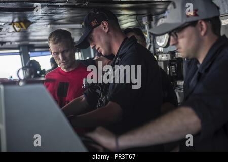 Atlantischer Ozean (22. Juni 2017) die USS Harry S. Truman (CVN 75) Executive Officer, Capt. Cassidy Norman, Links, kommuniziert mit Matrosen und beobachten Sie das Schiff Kurs auf die Brücke. Truman ist derzeit Meer Studien nach einer 10-monatigen Geplante schrittweise Verfügbarkeit (PIA) im Norfolk Naval Shipyard (NNSY). Stockfoto