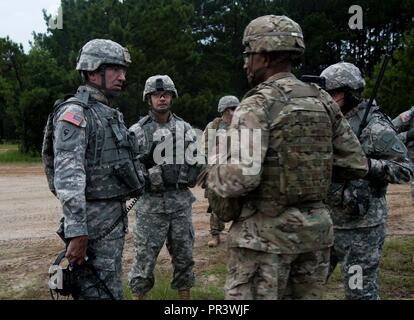 Generalmajor David C. Holz, Kommandant der 38th Infantry Brigade, Gespräche mit Brig. Gen. Gary Brito, Kommandeur des Joint Readiness Training Center in Fort Polk, Louisiana, während 38th ID-Befehl Sgt. Maj. James H. Martin schaut an. Die 38.-ID ist die Drehung der 76th Infantry Brigade Combat Team an JRTC. ( Stockfoto