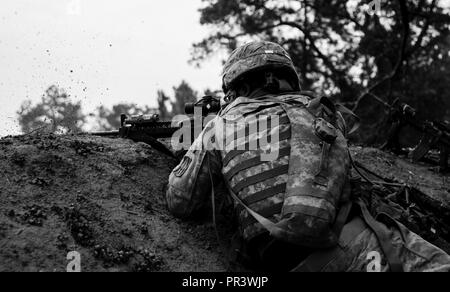 Ein Soldat mit Bravo der Firma des Indiana National Guard, 1.BATAILLON, 293 Infanterie Regiment, 76th Infantry Brigade Combat Team rückt ein Ziel und in einem live-fire Übung am Joint Readiness Training Center in Fort Polk, Louisiana, am Dienstag, 25. Juli. ( Stockfoto