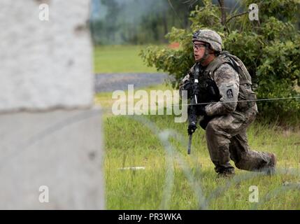 Ein Soldat mit Bravo der Firma des Indiana National Guard, 1.BATAILLON, 293 Infanterie Regiment, 76th Infantry Brigade Combat Team Angriffe ein Ziel und in einem live-fire Übung am Joint Readiness Training Center in Fort Polk, Louisiana, am Dienstag, 25. Juli. ( Stockfoto