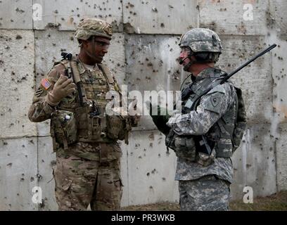 Brig. Gen. Gary M. Brito, Joint Readiness Training Center Commander, Gespräche mit der 38th Infantry Division "Commander Generalmajor David C. Holz während der Drehung der 76th Infantry Brigade Combat Team an JRTC in Fort Polk, Louisiana, am Dienstag, 25. Juli. ( Stockfoto