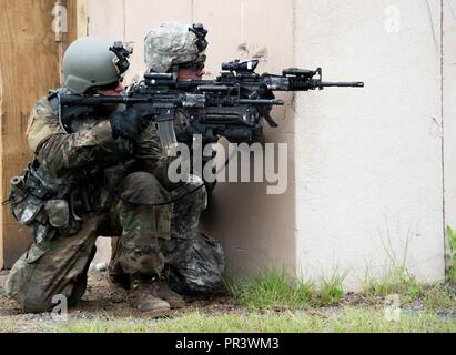 Soldaten mit der Indiana National Guard Bravo Company, 1.BATAILLON, 293 Infanterie Regiment, 76th Infantry Brigade Combat Team in einem live-fire Übung am Joint Readiness Training Center in Fort Polk, Louisiana, am Dienstag, 25. Juli. ( Stockfoto