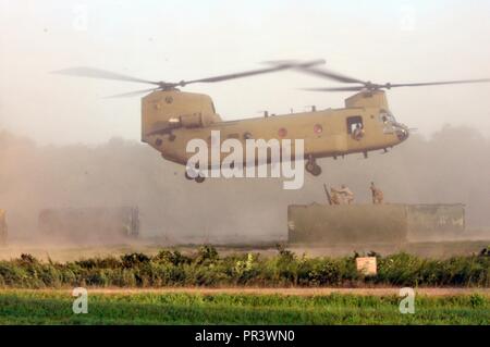 Drei US-Soldaten aus einem multi-role Brücke Unternehmen Team bis zu Haken oben eine verbesserte Ribbon Bridge (IRB) Bay Abschnitt zu einem eine CH-47 Chinook von Unternehmen B, 7 (Allgemeine Luftfahrt) Bataillon, 158 Aviation Regiment, im Aviation Brigade, Armee-reserve Aviation Befehl während der Fluss Angriff 2017 auf Fort Chaffee Manövrieren Training Center, 26. Juli 2017. Die Chinook fiel weg von der Bucht in den Arkansas River, um für den IRB-Ansatz über den Fluss gebaut werden, der Höhepunkt des Flusses angriff. Betrieb River Assault ist eine der wichtigsten Veranstaltungen, die zeigt, dass America's Army Stockfoto