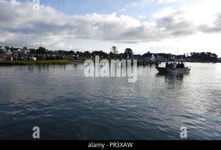 Ein Coast Guard 24-Fuß-Special Purpose Craft-Shallow Wasser Boot Besatzung von Station Lexington, Virginia, erzwingt eine Schutzzone während der 92. jährlichen Chincoteague pony Schwimmen in Assateague Kanal, 26. Juli 2017. Station Chincoteague Personal arbeitete mit lokalen Agenturen einen Pfad für Salzwasser Cowboys zu löschen, da Sie geführte eine Herde von wilden Ponys von Assateague Island zu Chincoteague Island. Stockfoto