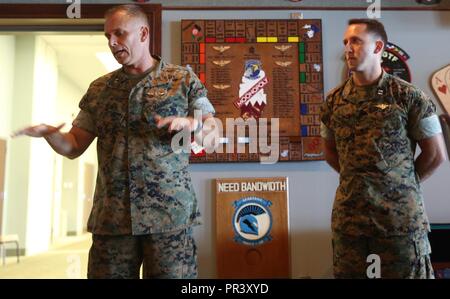 Generalmajor Matthew Glavy, Gespräche zu einer Masse über Kapitän Peter Abramovs während der Preisverleihung an Bord der Marine Corps Air Station Cherry Point, N.C., 28. Juli 2017. Abramovs war der Navy und Marine Corps Medaille für Heldentum ausgezeichnet während der Ausbildung bei der Marine Corps Training Bereich Faltenbälge, O'ahu, Hawai'i, am 17. Mai 2015. Während der Durchführung MV-22 Osprey Übungen, ein Flugzeug führte eine harte Landung im Bereich Schulungen, 17. Mai 2015. Obwohl während der harten Landung verletzt, Abramovs zurück zum abgestürzten Flugzeug mehrere Male um seinen Mitsoldaten Beihilfen zu evakuieren und. Glavy ist die Kom Stockfoto