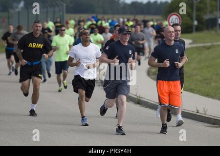 Soldaten und Familienangehörige des 12 Combat Aviation Brigade und der US-Armee Garnison Ansbach Teil in der WINDIGEN 25 5 k Memorial Run um den Katterbach Army Airfield, Ansbach, Deutschland Juli 28, 2017. Windy 25 war das Rufzeichen des Flugzeugs von Fox Company, 159 Aviation Regiment "Big Windy". Sie machten das ultimative Opfer während der Operation Enduring Freedom in Afghanistan am 6. April 2005. Die WINDIGEN 25 Memorial Fund wurde geschaffen, um ihr Erbe, indem sie aktiv für die Familien und die Überlebenden aller der Helden unserer Nation zu ehren. Stockfoto