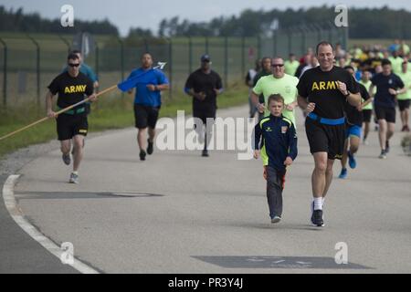 Soldaten und Familienangehörige des 12 Combat Aviation Brigade und der US-Armee Garnison Ansbach Teil in der WINDIGEN 25 5 k Memorial Run um den Katterbach Army Airfield, Ansbach, Deutschland Juli 28, 2017. Windy 25 war das Rufzeichen des Flugzeugs von Fox Company, 159 Aviation Regiment "Big Windy". Sie machten das ultimative Opfer während der Operation Enduring Freedom in Afghanistan am 6. April 2005. Die WINDIGEN 25 Memorial Fund wurde geschaffen, um ihr Erbe, indem sie aktiv für die Familien und die Überlebenden aller der Helden unserer Nation zu ehren. Stockfoto